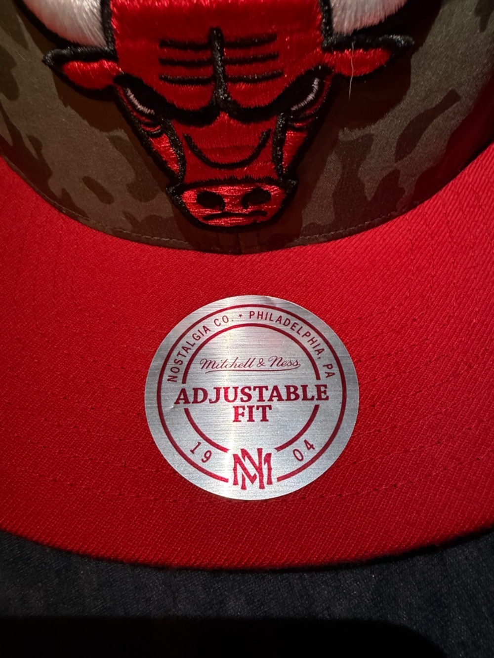 Mitchell & Ness Chicago Bulls Camo Crown Red Brim Snapback - Picture 2 of 5